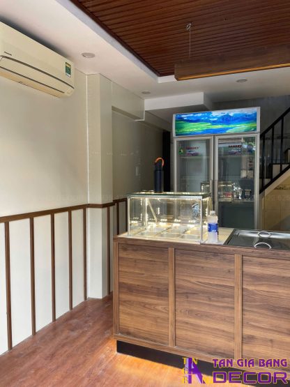 Hoàn thiện phần tường ốp gỗ cho quán trà sữa Thèm