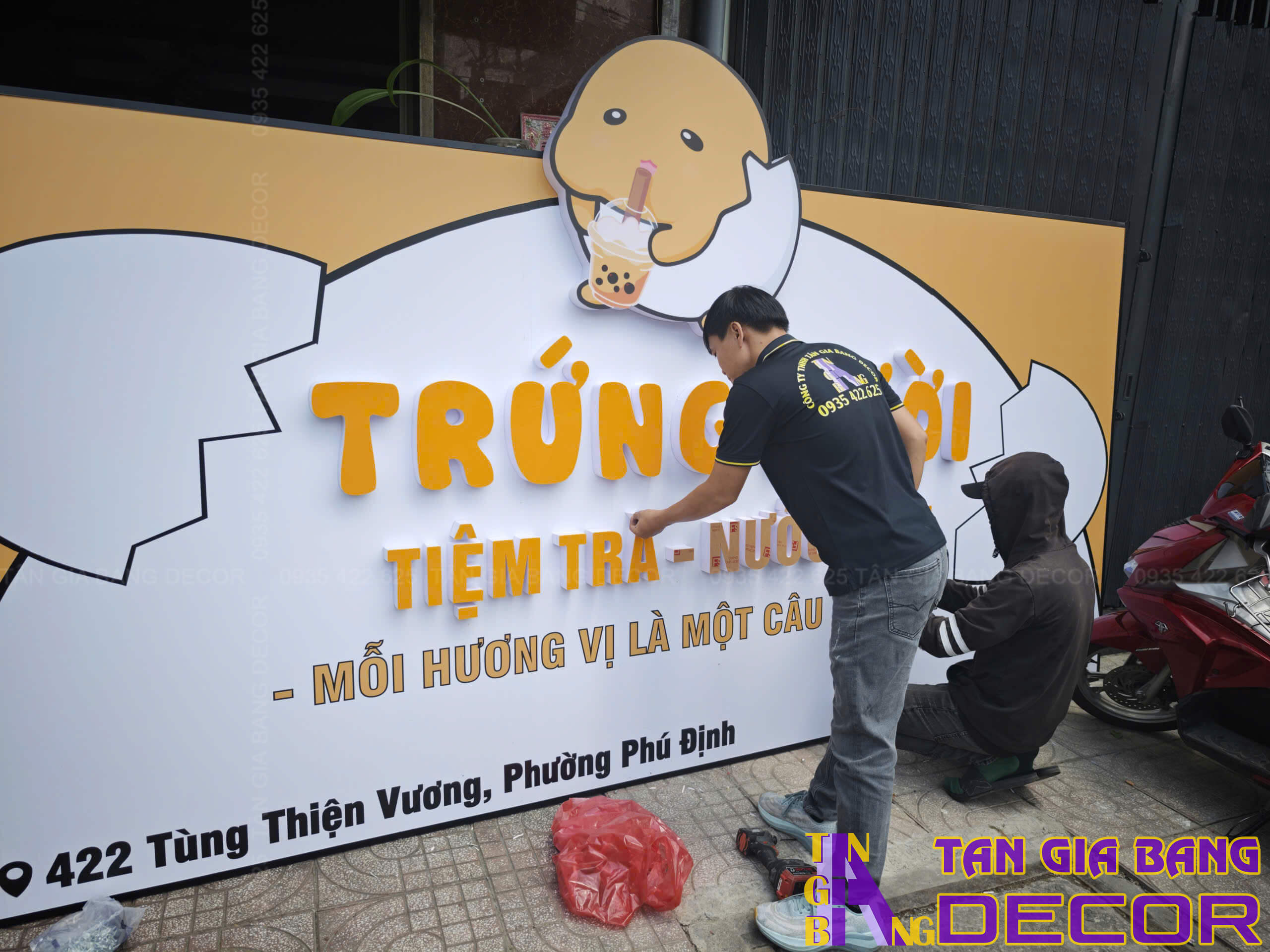 Bảng hiệu quán trà sữa Trứng Lười ở Quận 8