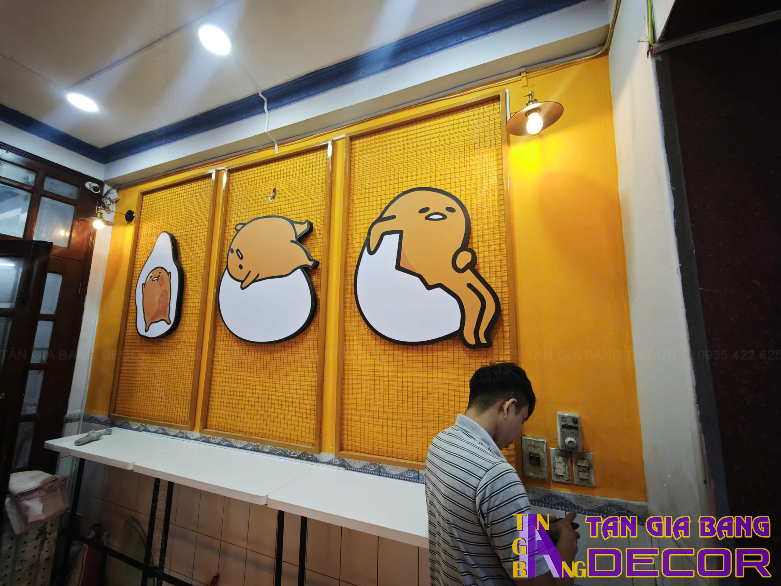 Hoàn thiện tường trang trí quán trà sữa Trứng Lười