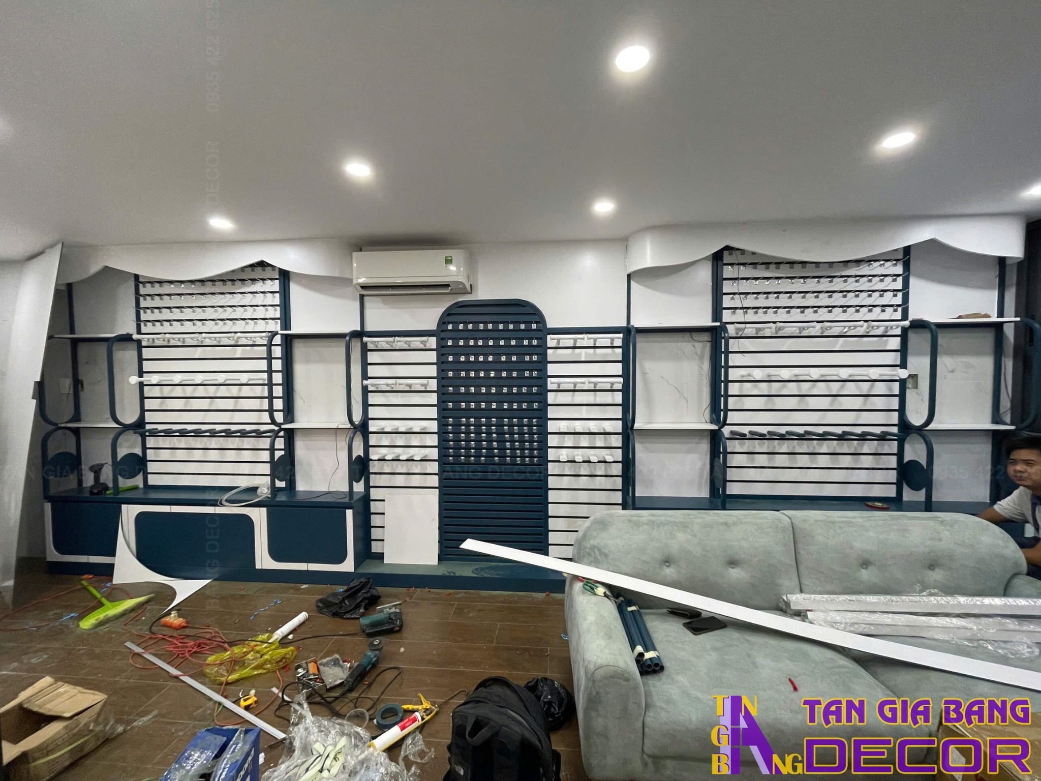 thi cong ke trung bay shop phu kien acley