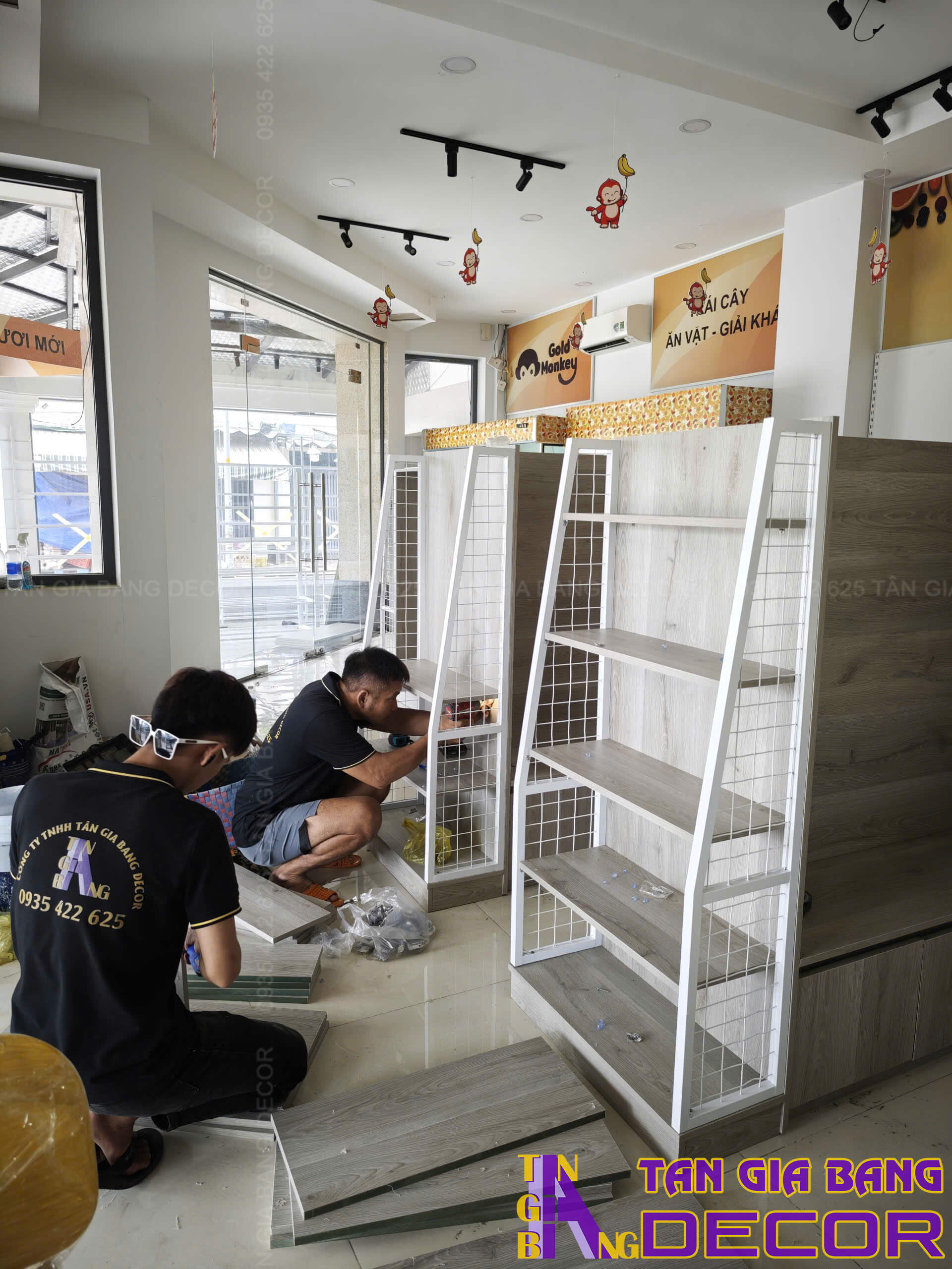 thi cong ke tu trung bay sieu thi ket hop quan cafe
