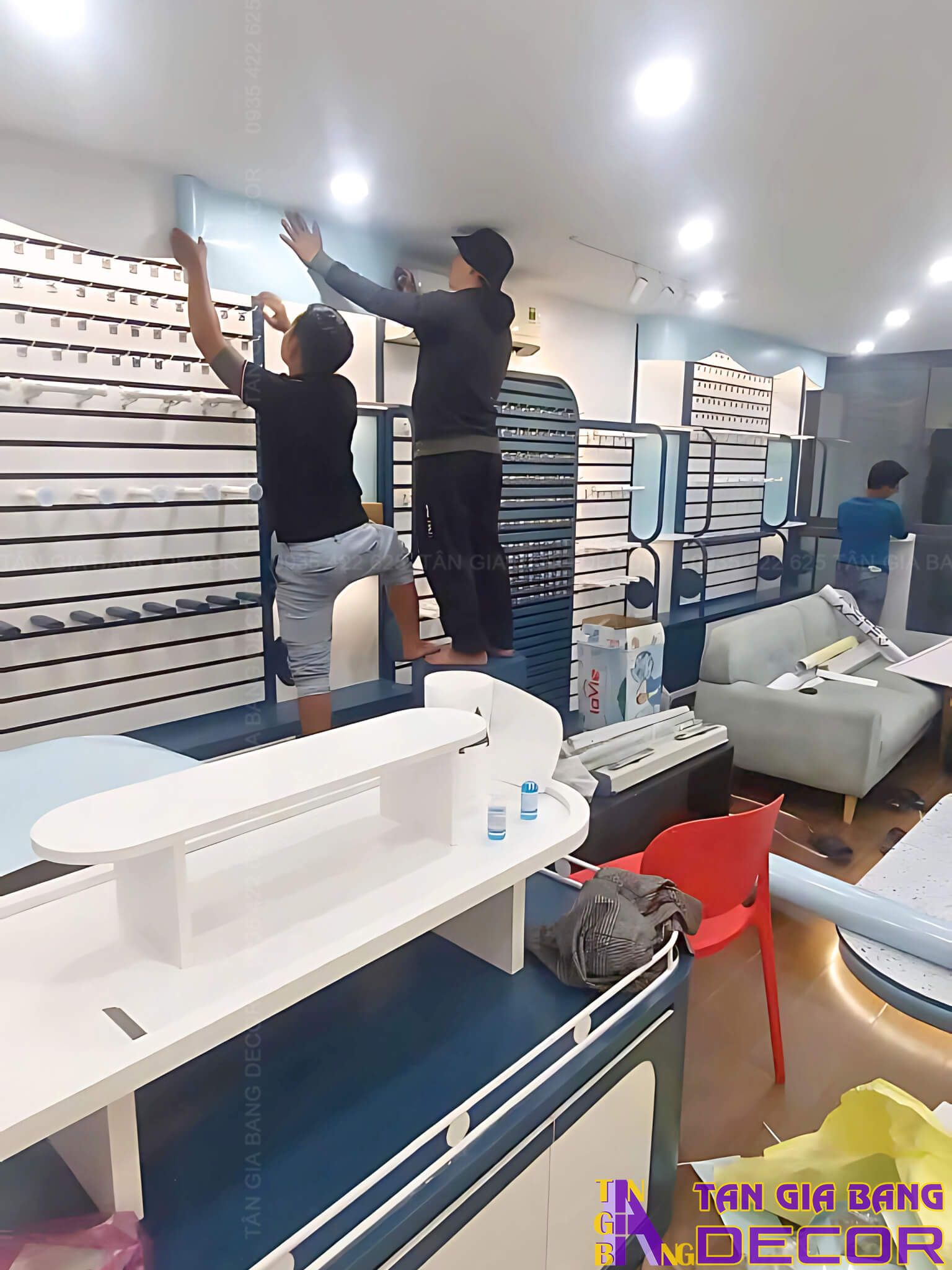 thi cong tuong shop phu kien acley