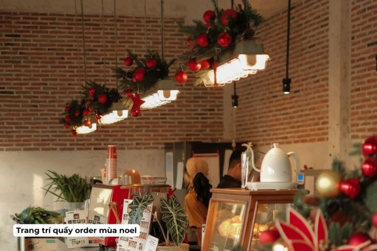 Ý tưởng trang trí Noel cho quán Cafe đẹp, hút khách năm 2026 45 Trang tri quay order mua noel