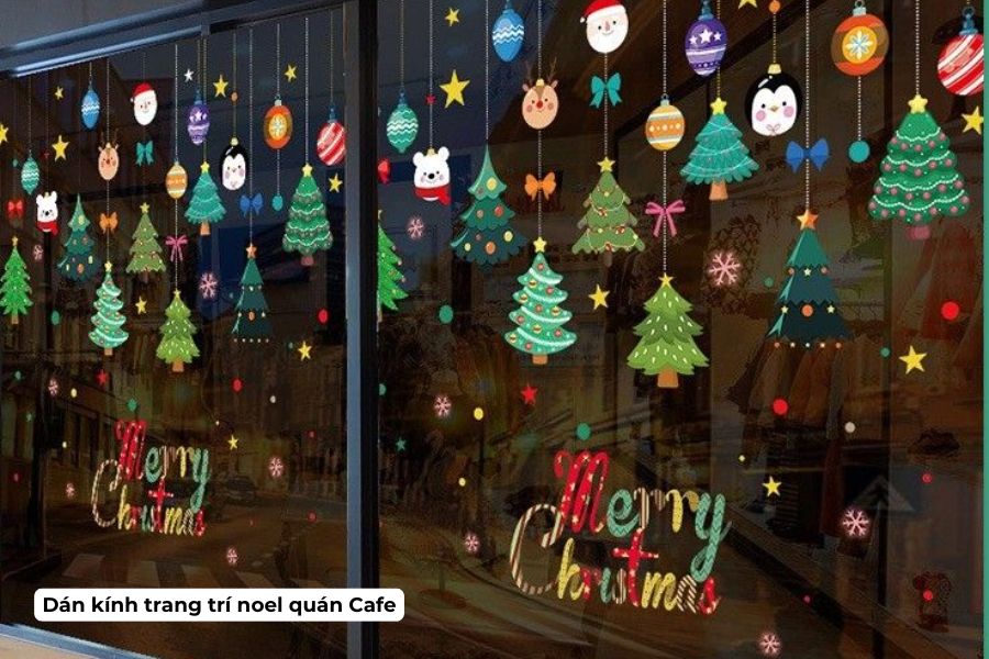 Ý tưởng trang trí Noel cho quán Cafe đẹp, hút khách năm 2026 4 Dán decal họa tiết bông tuyết hoặc cảnh Giáng sinh lên mặt kính lớn — vừa trang trí vừa tạo sự riêng tư nhẹ cho khách ngồi gần cửa sổ.