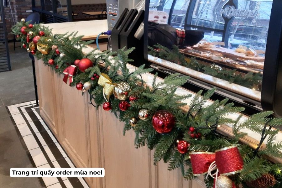 Ý tưởng trang trí Noel cho quán Cafe đẹp, hút khách năm 2026 7 Treo dây đèn nhỏ dọc mép quầy, tránh treo ngang tầm mắt gây vướng khi pha chế.