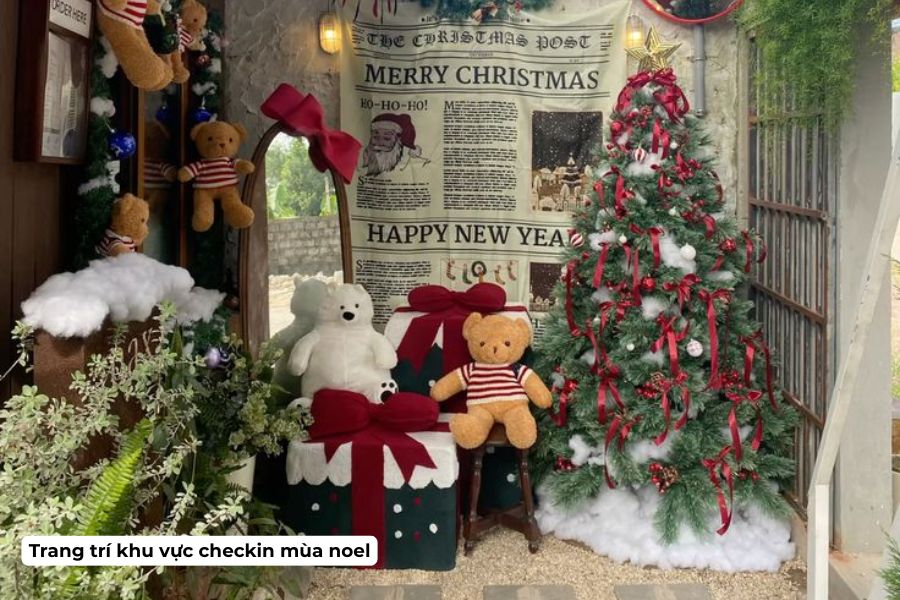 Ý tưởng trang trí Noel cho quán Cafe đẹp, hút khách năm 2026 11 Góc check-in riêng biệt: Bố trí ghế đơn hoặc xích đu nhỏ cạnh cây thông, kèm hộp quà giả, tuyết giả rải nhẹ