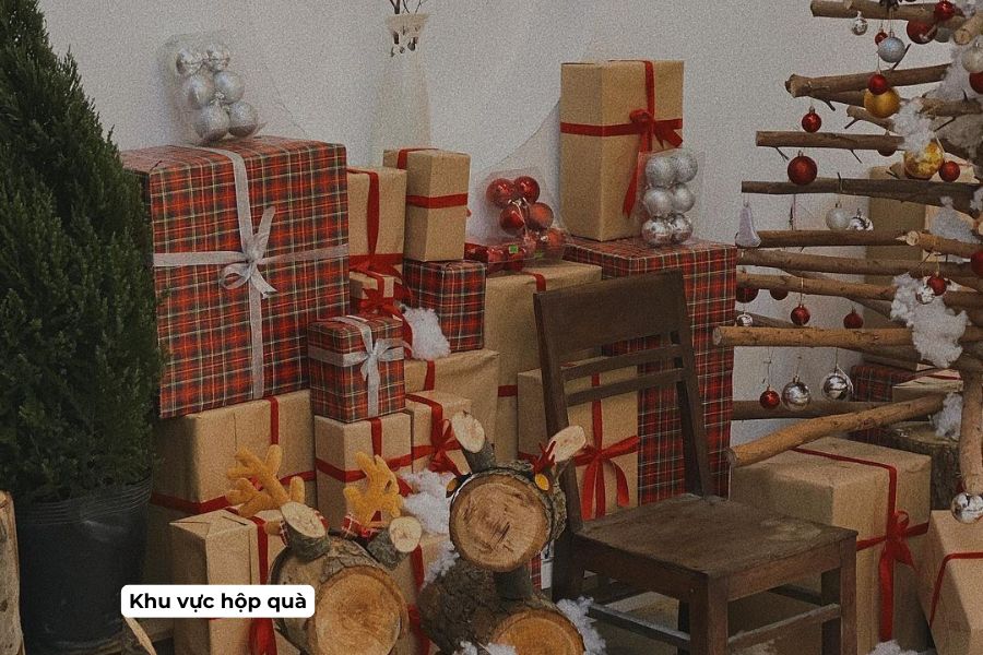 Ý tưởng trang trí Noel cho quán Cafe đẹp, hút khách năm 2026 13 Decor bằng các hộp quà