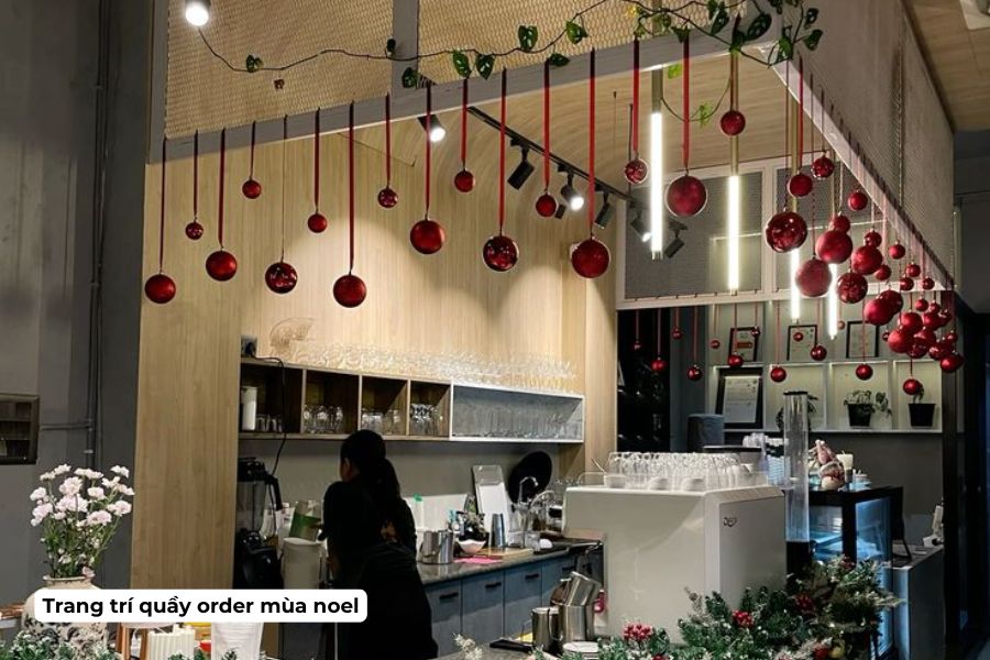 Ý tưởng trang trí Noel cho quán Cafe đẹp, hút khách năm 2026 10 Kết hợp ruy băng và quả châu trang trí treo trên quầy order